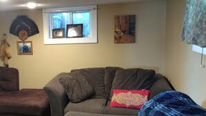Ein Wohnzimmer mit zwei Sofas und einem Fernseher.