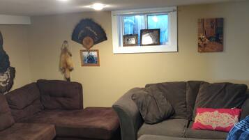 Ein Wohnzimmer mit zwei Sofas und einem Fernseher.