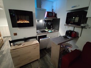 Réfrigérateur, micro-ondes, four, plaque de cuisson