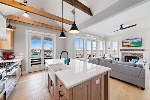 270 Degree Bay Views! Amazing home with a Pool!!! Weekend of 9/14 available!