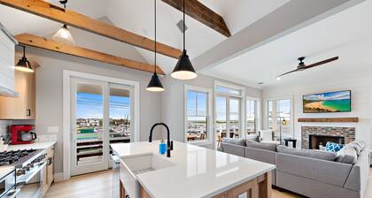 270 Degree Bay Views! Amazing home with a Pool!!! Weekend of 9/14 available!