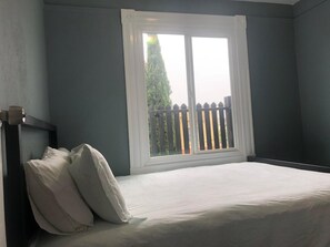 4 bedrooms, desk, iron/ironing board, free WiFi