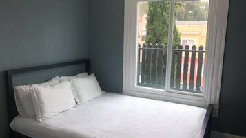 4 bedrooms, desk, iron/ironing board, free WiFi