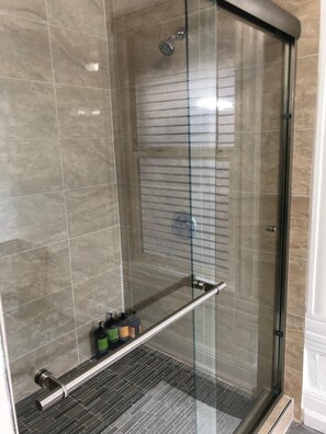 Haartrockner, Handtücher, Seife, Shampoo