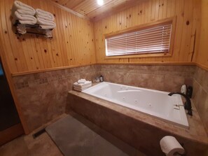 Dusche, Whirlpool, Haartrockner, Handtücher