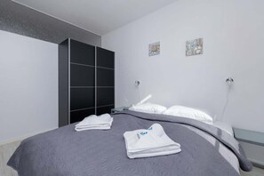 2 bedrooms, iron/ironing board, WiFi, bed sheets