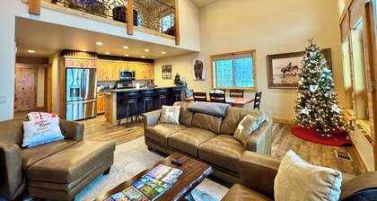 Spacious Townhome w/ 4 King Suites near Clubhouse