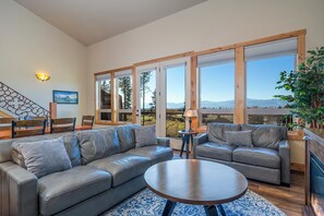 スマートテレビ、暖炉、書庫