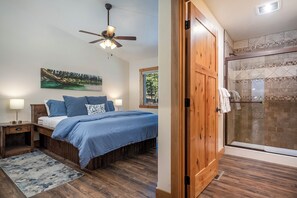 4 slaapkamers, een bureau, een strijkplank/strijkijzer, reisbedje