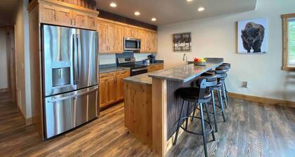 Spacious Townhome w/ 4 King Suites near Clubhouse