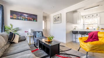 智能电视、乒乓球、办公室、电脑显示器