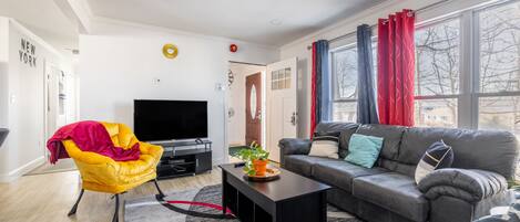 スマートテレビ、卓球台、書斎 / ワークスペース、PC モニター