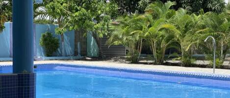 Una piscina al aire libre