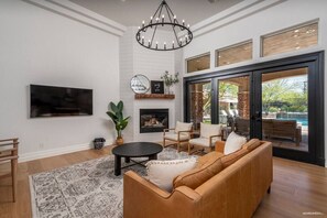 Smart TV, chimenea y libros 