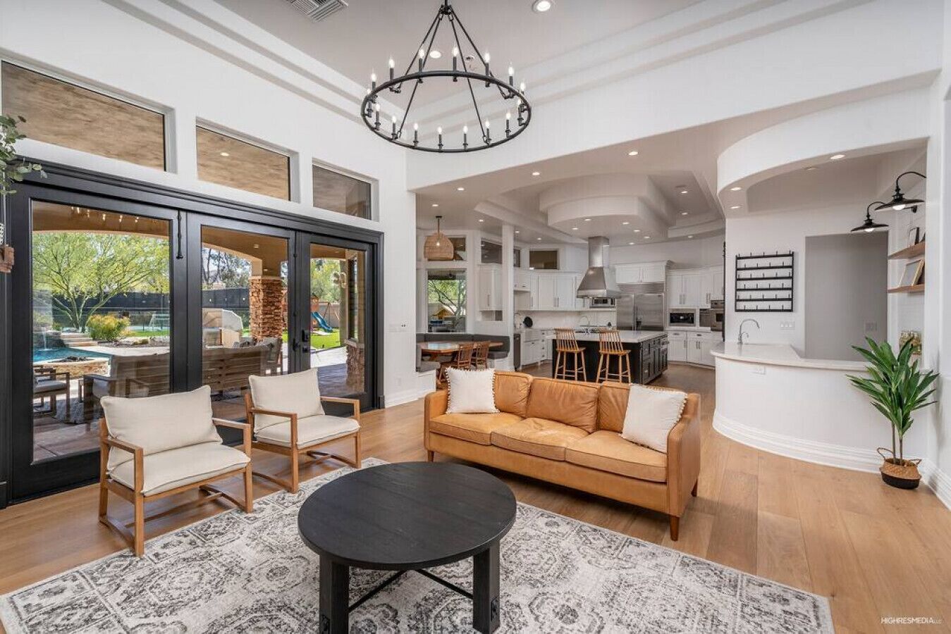 Smart TV, chimenea y libros 