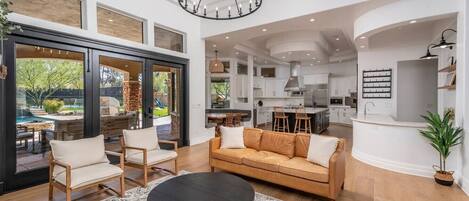 TV connectée, cheminée, livres