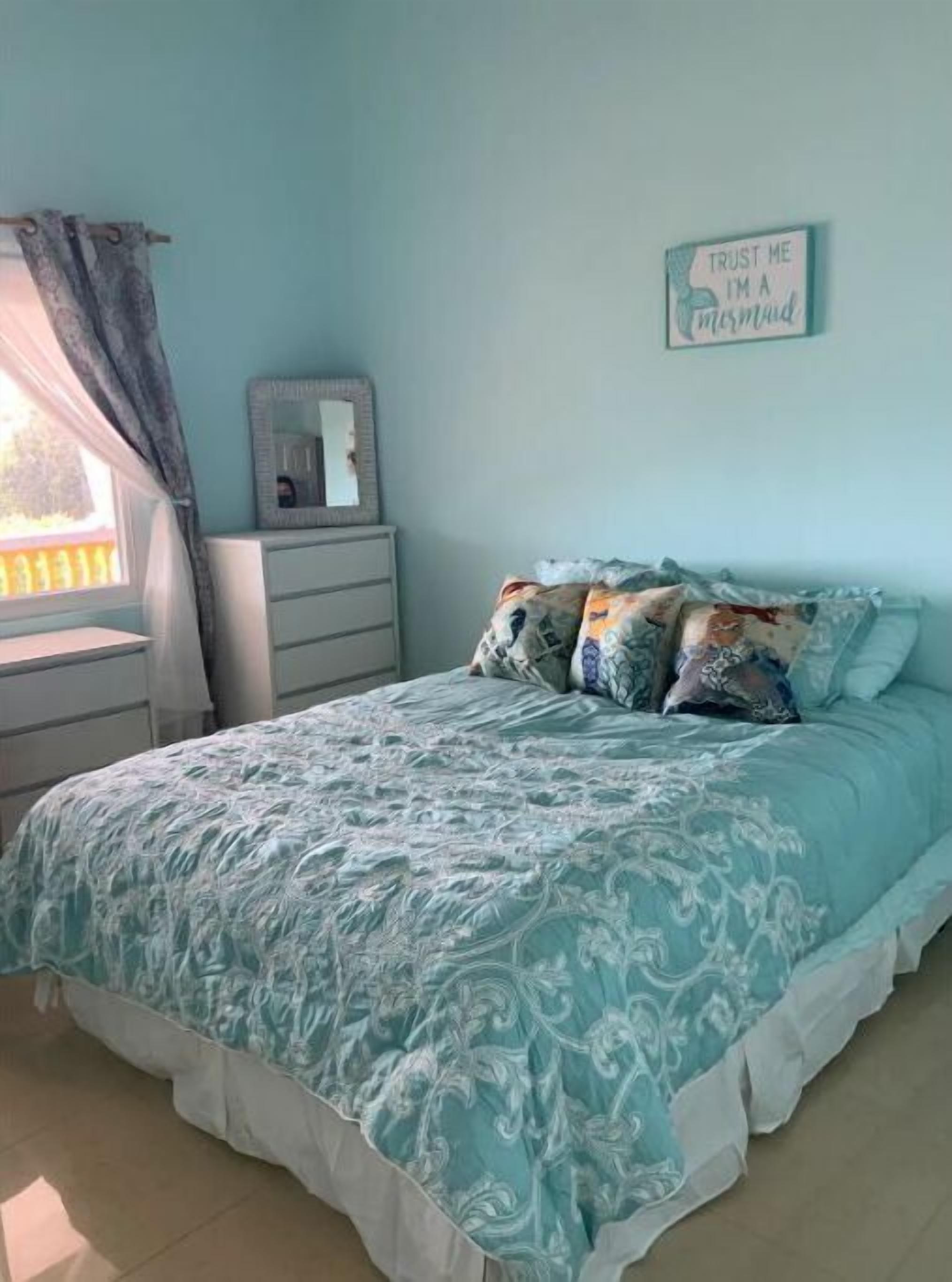 3 bedrooms, in-room safe, desk, free WiFi