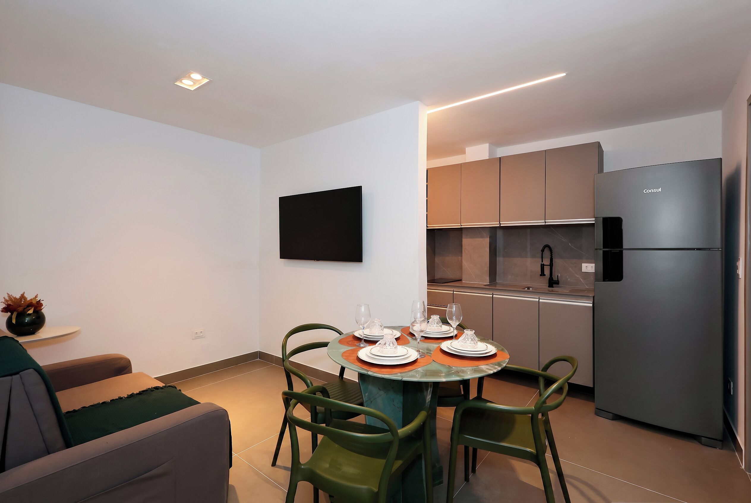 Un apartamento moderno con comedor, cocina y sala de estar.