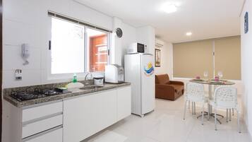 Appartement Familial | Cuisine privée | Grand réfrigérateur, micro-ondes, plaque de cuisson, grille-pain