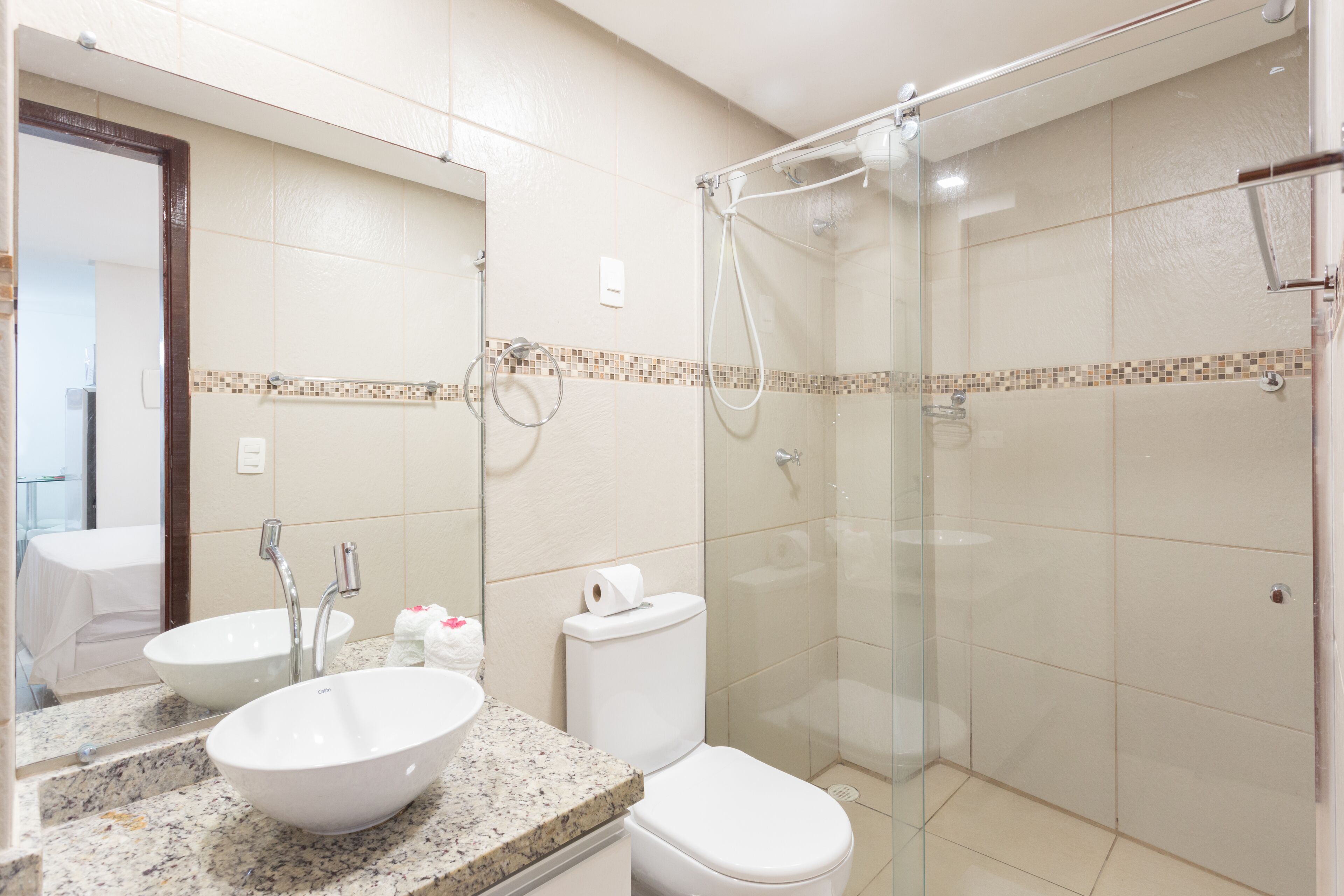 Appartement Lune de Miel | Salle de bain | Douche, sèche-cheveux, serviettes fournies, savon