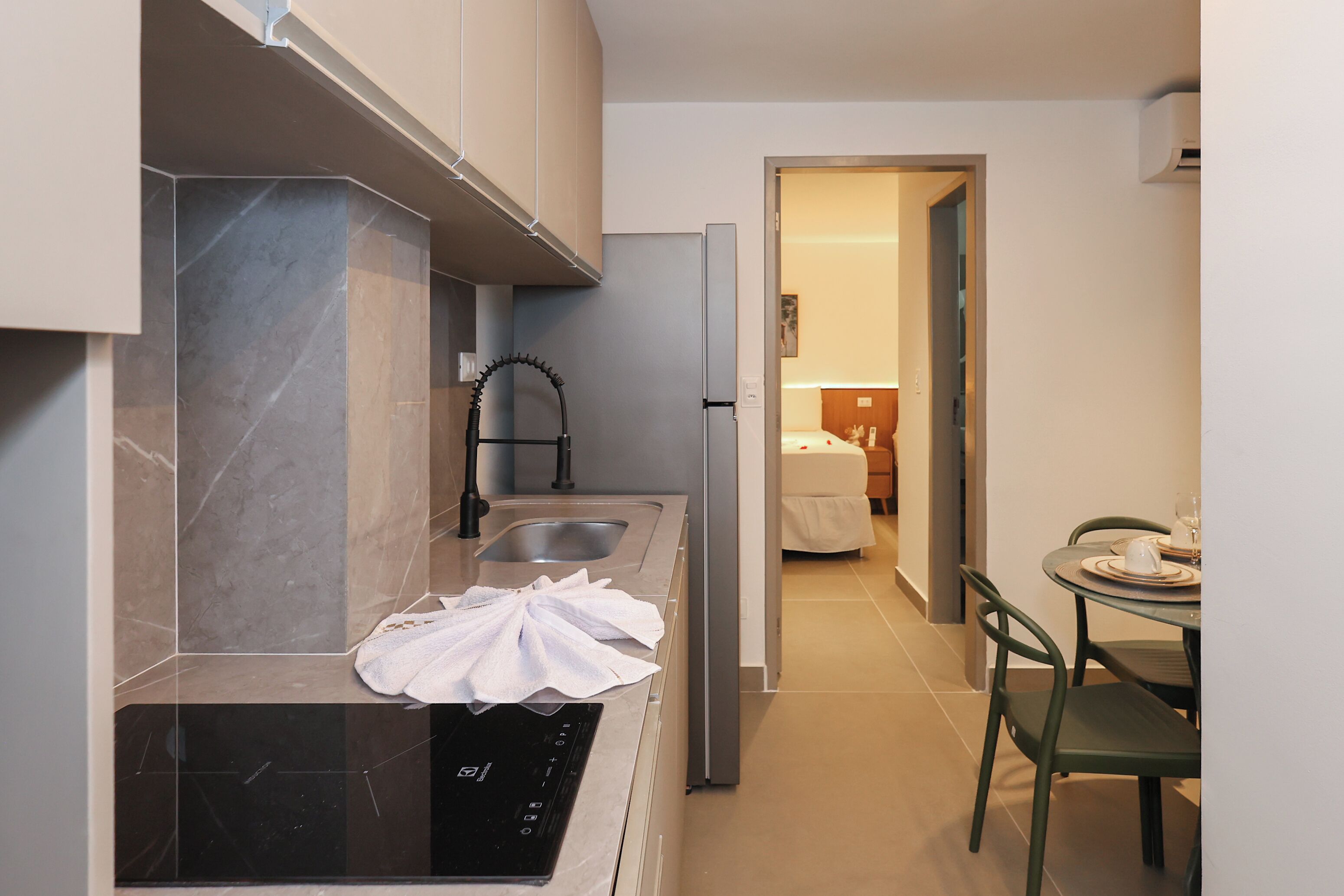 Refrigerador con freezer, microondas, placa de cocina, tostadora
