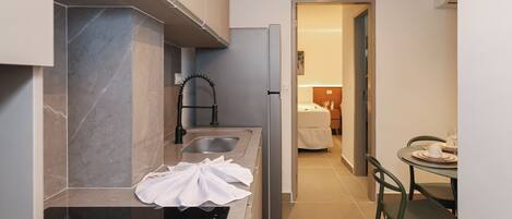 Refrigerador con freezer, microondas, placa de cocina, tostadora