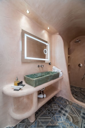 Suite Lune de Miel, bain à remous, vue mer | Salle de bain | Douche, sèche-cheveux, peignoirs, chaussons