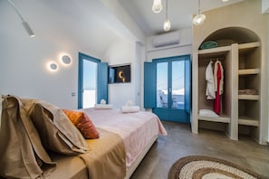 Suite de luna de miel, bañera de hidromasaje, vistas al mar | Ropa de cama de alta calidad, minibar, sistema de insonorización