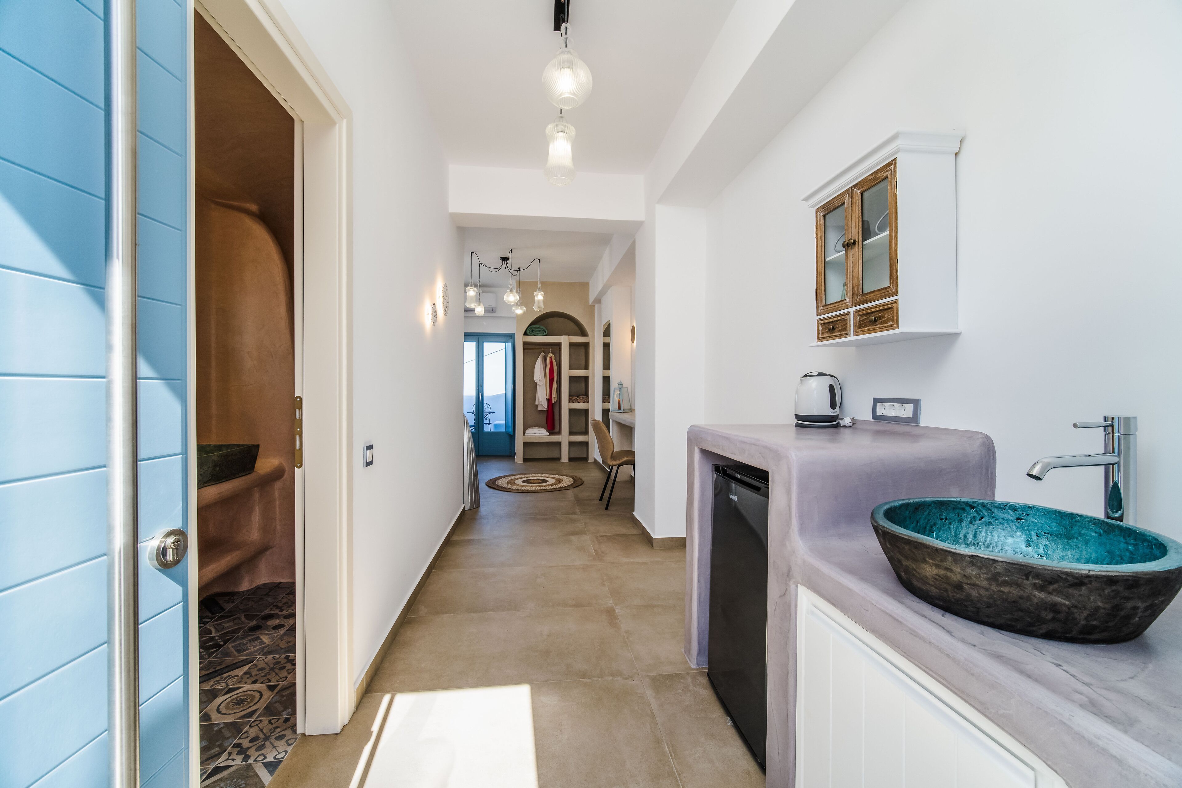 Een moderne badkamer met een groot keramieken wastafel, een inbouwtoilet en een douchegedeelte.