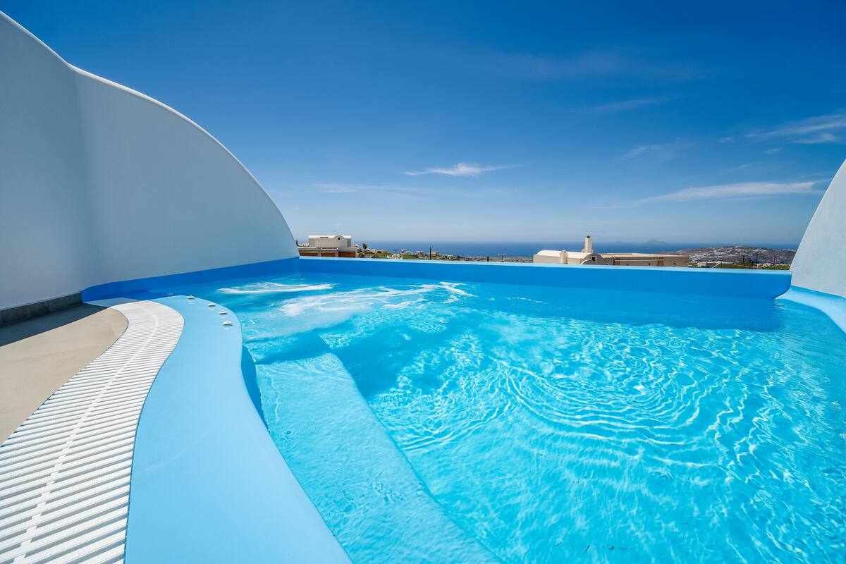 Uma piscina infinita no terraço, com vista desobstruída para o oceano e a paisagem urbana.