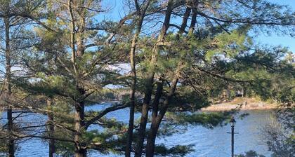 A fishing and swimming dream! 2 Bedroom Island Cottage Retreat on Georgian Bay
