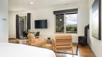 Room Eight | In-room safe, desk, iron/ironing board, free WiFi