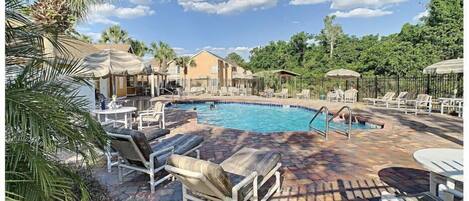 Utendørsbasseng og et oppvarmet basseng