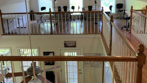 Un vaste loft doté d’un plafond haut, d’un escalier central et d’une vue sur un lac.