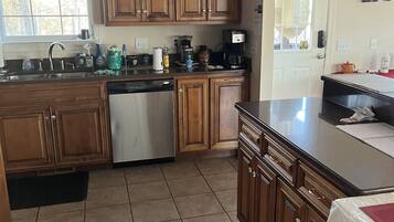 KylskÄp, mikrovÄgsugn, ugn och spishÀll