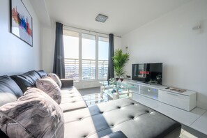 Smart TV - Skyline by Tŷ SA (Cardiff)