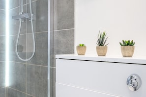Combined shower/tub, hair dryer, soap, shampoo - Skyline by Tŷ SA (Cardiff)