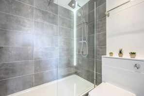 Combined shower/bathtub, hair dryer, soap, shampoo - Skyline by Tŷ SA (Cardiff)