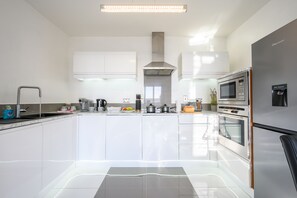Full-sized fridge, oven, stovetop, coffee/tea maker - Skyline by Tŷ SA (Cardiff)