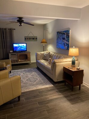 Smart TV, books - Home Walking/Biking Distance to Downtown and Beach and Gulf Islands National Sea (Ocean Springs)