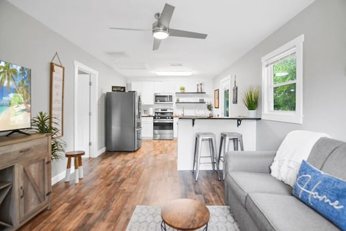 Little White House • King Bed • 1mi Downtown