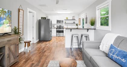 Little White House • King Bed • 1mi Downtown