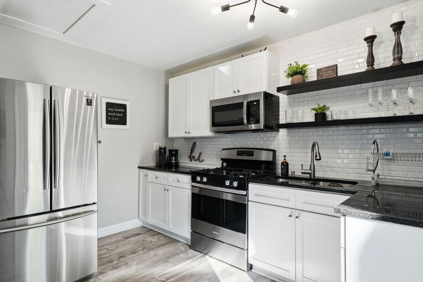 冷蔵庫、電子レンジ、オーブン、コンロ