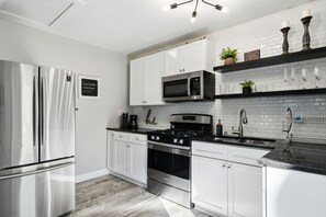 Køleskab, mikrobølgeovn, ovn, kogeplade