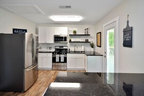 Frigorífico, microondas, horno y placa de cocina