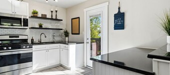 Little White House • King Bed • 1mi Downtown