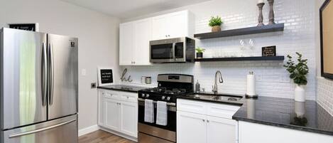 Kjøleskap, mikrobølgeovn, ovn og kokeplater