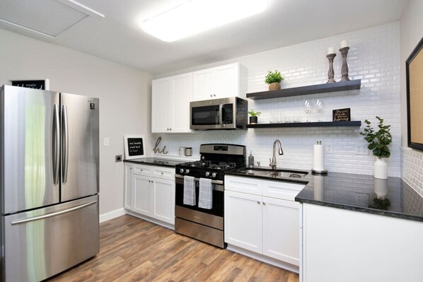 Réfrigérateur, micro-ondes, four, plaque de cuisson