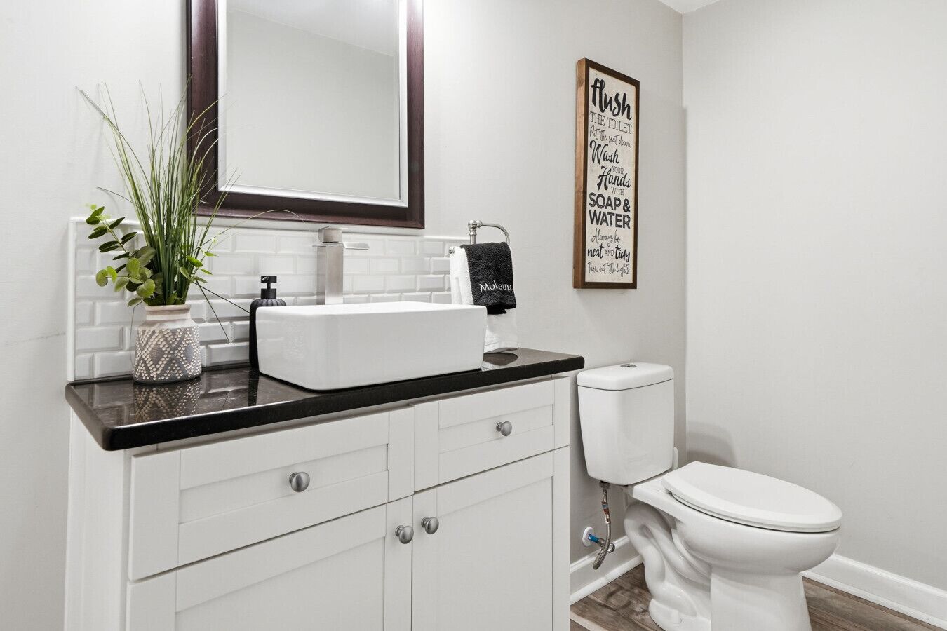 Duschwanne, Haartrockner, Handtücher, Seife