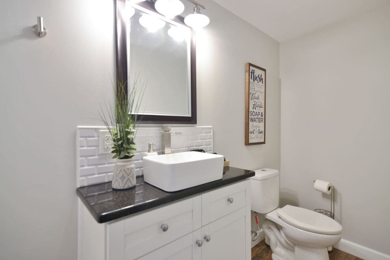 Duschwanne, Haartrockner, Handtücher, Seife